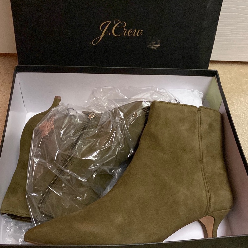 Low-heel suede ankle boots